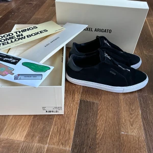 Arigato skor - Hej, säljer sonens arigato zip skor då dem inte passar längre, dem säljs inte längre och kostade ca 2600kr nya, skick: 8/10, en mocka bit som sitter på dragkedjan på ena skon har lossnat: bild 2. Skriv om ni har frågor!