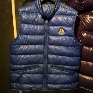 Moncler Gui - Säljer denna feta Moncler Gui i size 5! Små flaws som visas på bilderna inget som märks vid användning.   Skriv vid eventuella frågor eller flera bilder🌴 
