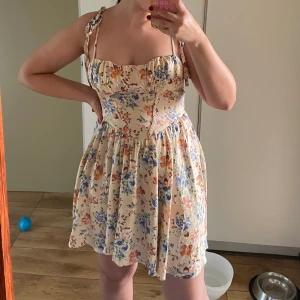 Superfin blommig klänning - Så otroligt fin klänning, passar inte min kroppstyp så säljer vidare, aldrig använd 🌸