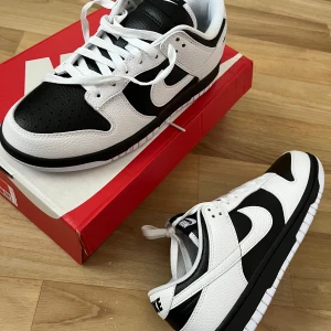 Reverse panda dunks - Reverse panda dunks i topskick ✅ Dunder pris (org pris ungefär 2300kr). Pris ej hugget i sten!