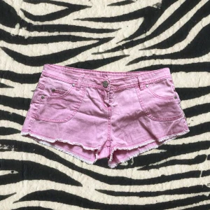Rosa shorts - Skick: Perfekt, 💋Defekter: Inga, 💋Midja rakt över: 41 cm, 💋 Pris går alltid att diskuteras!🫶🏼💯 Checka in våra andra annonser!🍸💋 