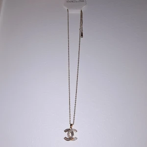 Chanel halsband - Fint halsband i stainless steel, helt nytt. Säljer för köpte 2