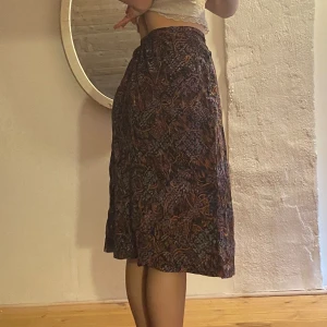 Medellång kjol - Fin sommarkjol med fickor och fint mönster!