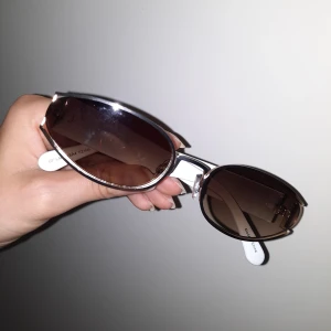 Solglasögon - Jätte fina solglasögon aldrig använda, ger lite Becky G vibe