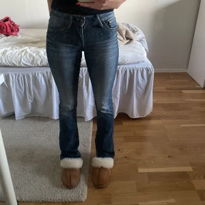 Mörkblå bootcut jeans - Mörkblå bootcut jeans från Crocker i modellen pep boot