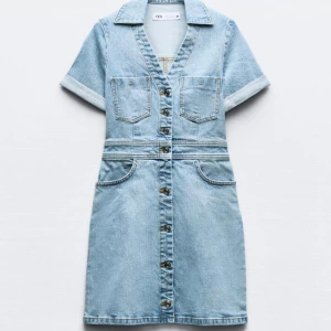 Jeansklänning - Mini jeansklänning från Zara. Slutsåld på hemsidan! Storlek S. Helt ny med prislapp kvar!
