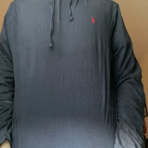 Ralph Lauren Hoodie - Tja, säljer nu min polo ralph lauren hoodie som inte kommer till användning nå mer. Skicket på hoodien är okej skulle säga 8.5/10 använts försiktigt så ingen defekt eller så bara att skicket är lite sämre än bra skick så säljer den därför billigt. 