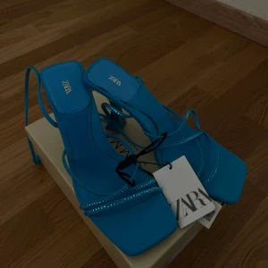Klackskor - Säljer dessa klackskor från Zara i storlek 38. Aldrig använda.