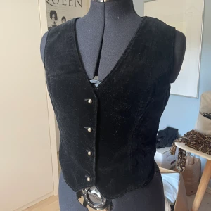 Snygg väst - En snygg väst i sammet med fina knappar, inköpt från en second hand, men i fint skick 💓 står att det är en storlek 44, men det är mer 40-42.