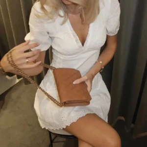 Vit klänning från zara  - Superfin klänning från zara, säljs inte längre, jag skulle ha den på konfirmation men köpte en annan,endast testad och lappen är kvar🥰❤️ 