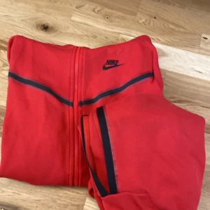 Röd nike tech - 158-170 Xl