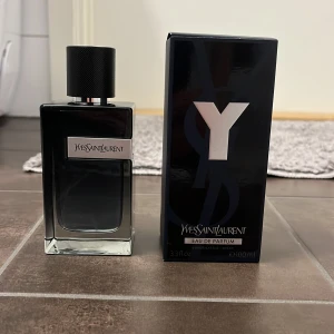 YSL Y EDP 100 ML Parfym  - Säljer min YSL Y parfym som är 100ML och den är helt full, fick den som present men den var för stark för min typ så därav säljer jag den. 100ml är flaskan, passar utmärkt t sommaren då den är otroligt fräsch och luktar gott!Nypris 1500 mitt pris 825