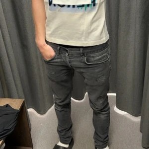 Dondup jeans - Feta dondup jeans. Inte mycket mer att säga  Skriv vid minsta lilla fråga💯 Obs litet hål vid sidan där man har bältet