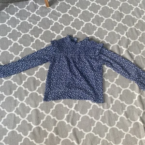Mango blus - Säljer en mörkblå mango blus som aldrig har använts , i storlek 152 men är lite kort i modellen💗