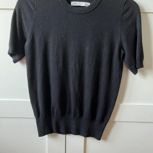 Stickad t-shirt zara - Populär tröja från zara, superfin och passar till nästan allt👏