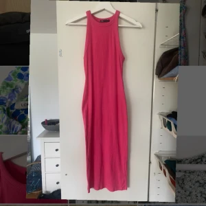 Klänning från Zara - Tight klänning från Zara i storlek M. Slutar precis under knäna på mig som är 174 cm. Använd 2-3 gånger.