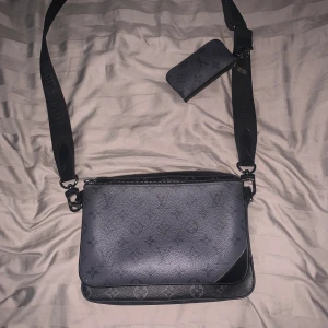 Lv trio bag(ÄKTA) - Säljer min Lv trio bag då jag använt den ett tag nu, skicket är ganska okej, har ej box eller kvitto just därför har jag lagt det priset jag lagt, är öppen för byten med. Mötts stockholm, osäker på varans äkthet kan jag mötas vid butiken i stan.