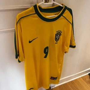 Ronaldo R9 Brasilien FotbbollsTröja Vm 98 - Storlek L Är i ny skick kontakta mig för mer info. pris kan diskuteras. Löser så frakten blir fri