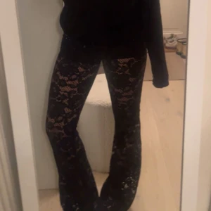 Utsvängda spetsbyxor - Intresse koll på mina spetsbyxor jag köpte i spanien från märket TEZENIS för drygt ett halv år sen. Är osäker på storleken men tror det är i storlek small. Har ett par shorts under!!! Högsta bud just nu 400kr