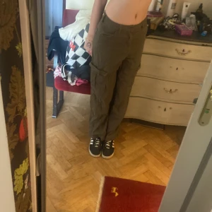 Gröna cargo jeans - De är i bra skick och använda ungefär 10 ggr, de ser lite skrynkliga ut på bilden men ifall ni köper så kommer jag att stryka dem. De har inga skador alls och jag säljer pga att de är inte riktigt min stil längre. Kontakta innan ni köper💗
