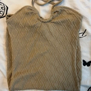 Sommarklänning  - Jätte söt brun/beige tajt klänning, perfekt nu till sommaren! Strl xxs men passar även xs. Aldrig använd 