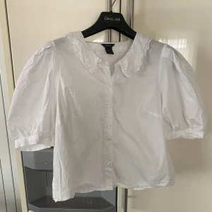 Blus med puff ärm - Söt blus med krage och puff ärmar, aldrig använd! Storlek M