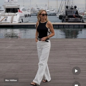 Vita jeans - Sällan använda vita jeans, medelhög till hög midja, mycket bra skick!!