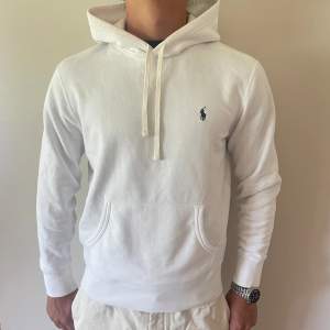 Säljer nu en riktigt snygg hoodie från Polo Ralph Lauren. Schysst vit färg perfekt under sommaren. Den är i storlek Medium och är inte liten eller stor i storlek. Personen på bilden är 186 men är nog mer lämpat för 180-185cm lång person. Pris: 399kr
