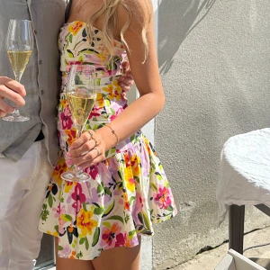 Klänning - Säljer min fina midsommar klänning. Använd en gång. Köpt på Asos. Passar XS-S skulle jag säga. Verkligen helt perfekt till sommaren🩷🌸 