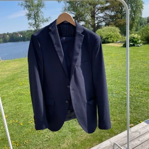 Kostym med byxor - Kostym från Selected/HOMME  Kostym och matchande kostym-byxor till.  Sparsamt använd och så fint skick!  Herr kostym.   Benlängd: Ca 80 cm   Midja: Ca 85 cm   Armlängd: 64 cm 