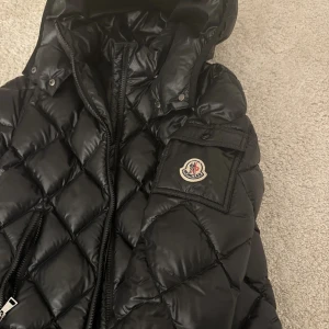 Moncler jacka!! - Säljer nu min fina moncler jacka!! Så fint mönster och i jätte fint skick💘 Men den är tyvärr för liten.  Kontakta för fler bilder💘 Självklart äkta! Köptes online från moncler🫶🏼