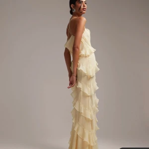 Sommarklänning  - Säljer denna superfina klänningen då den tyvärr var för liten på mig. Klänningen är helt slutsåld på hemsidan och är i nyskick med alla prislappar kvar💗🌸