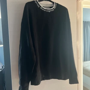 ACNE STUDIOS SVART SWEATSHIRT - Snygg Acne-tröja. Säljer för att den är för liten. DM för fler bilder.  ÄKTA!!!
