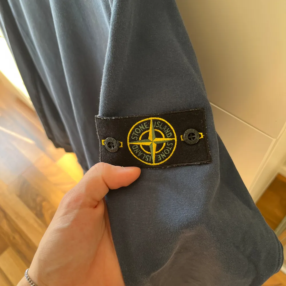 Stone Island sweatshirt i färgen marinblå. Är i bra skick och väll omhändertagen. Storlek L och passar bra som M också! Säljer för inte använt på länge. Pris kan eventuellt diskuteras.. Tröjor & Koftor.