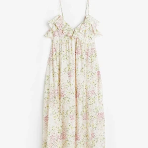 klänning hm - Intressekoll!!! Säljer denna jättesöta  slutsålda klänningen från Hm, aldrig använd så inga defekter💓strl M men passar xs/s också🙌prislappen är kvar!