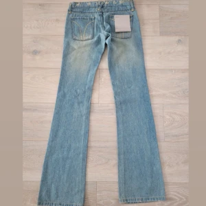 Mango jeans - Jätte snygga lågmidjade jeans från mango 🥭 säljer pga att de har blivit för små tyvärr. Uppsydda några cm i benen men går att lägga ner igen om man skulle vilja. Skriv för frågor angående mått osv 