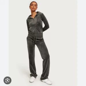 Juicy Couture sett - Säljer både byxorna och tröjan i den slutsålda färgen top hat. Jag är 183 cm lång. Mycket bra skick syns inte att det är använt. 💕