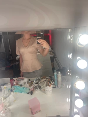Rosa blus  - Säljer denna jätte fina rosa blus från bubbelroom då den inte kommer till användning längre. Går även att knyta på olika sätt❤️på bilden ser den mer beige ut men skulle säga själv att den är ljusrosa, går även att diskutera pris och att få fler bilder❤️
