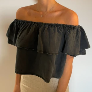 Off shoulder Volang topp - Svart / mörkgrå volang off shoulder topp / blus från Zara. 💓