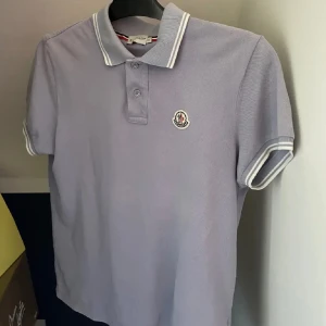 Moncler Piké - Säljer nu denna snygga moncler piké då den inte passar mig längre, perfekt till sommaren☀️🔥