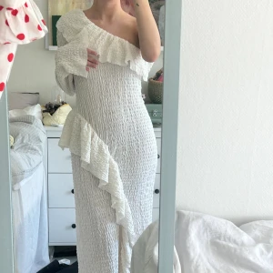 Off shoulder klänning - Säljer min UNDERBARA vita klänning från h&m❤️‍🩹 för att den inte längre passar mig. Nyskick, använt en gång🍸 storlek M!