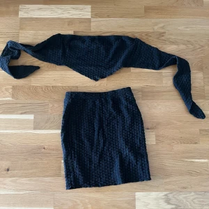 Fint sett! - Två dels sett, topp och kjol. Super fint, knyt topp med öppen rygg. Helt ny! 🖤