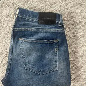 Säljer nu dessa feta dondup jeansen i storlek 31. Färgen är blå. Jeansen är straight fit. Hör av er vid eventuella frågor!