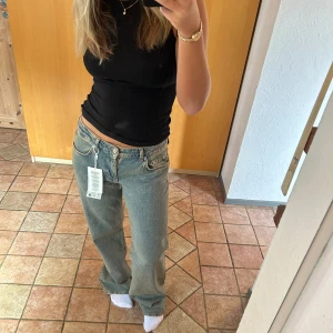 Jeans med låg midja - Nya oanvända raka jeans från nakd i strl 36/S💞 Nypris var 800kr