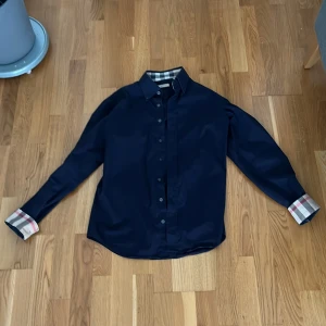 Burberry skjorta! - Burberry skjorta i väldigt bra skick har inga skador eller är ej solblekt passar 176-182!