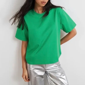 Gina tricot t-shirt - Säljer denna fina Gina t-shirt💕 Xs men passa andra modeller också 🫶