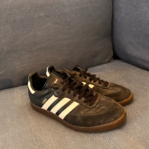 Adidas Samba - Säljer mina sambas. Skorna är använda men fortfarande i bra skick. 