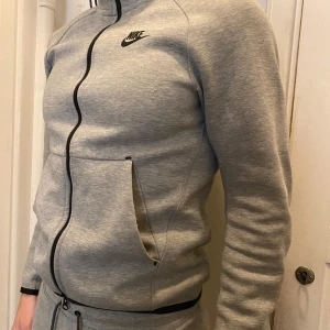 Nike Tracksuit Grå - Nyskick  1000 för byxorna + hoodie 