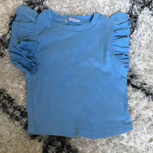 Gullig topp med volang från Zara i storlek S. Jättefin blå färg som passar så bra nu till sommaren💙