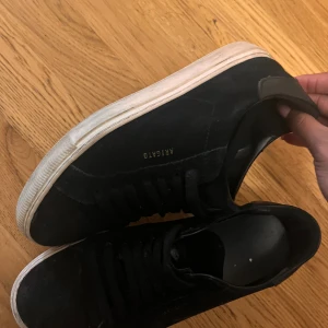 Axel arigato svarta - bra skick, använda!! nypris 2000kr